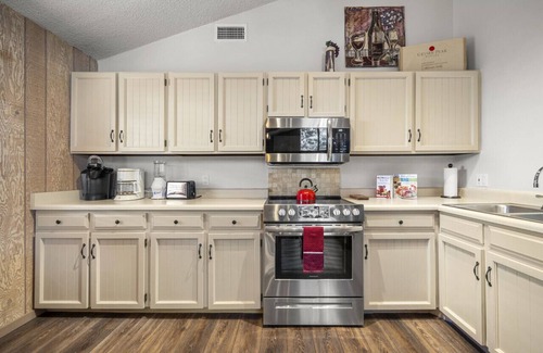 Flagstaff Cabina | Charming Home in Country Club Flagstaff with Views