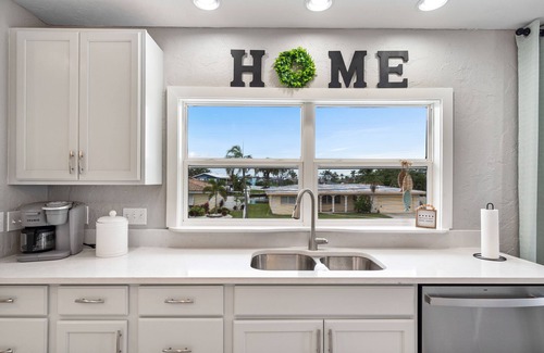 Bay Colony Casa | Charming Home Near Anna Maria Beach Pool+Games