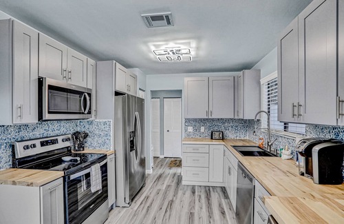 Indian Trails Casa | Charming home near beach & golf with central AC & patio - dog-friendly