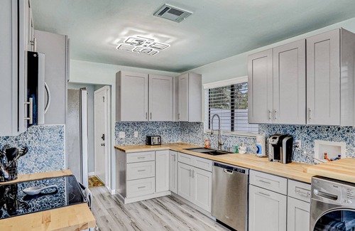 Indian Trails Casa | Charming home near beach & golf with central AC & patio - dog-friendly
