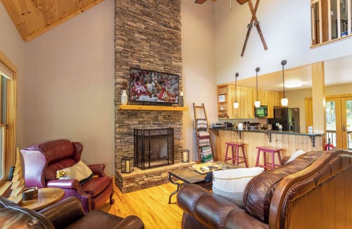 Apple Ridge Cabina | Charming Home near Downtown