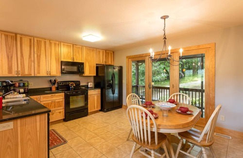 Apple Ridge Cabina | Charming Home near Downtown