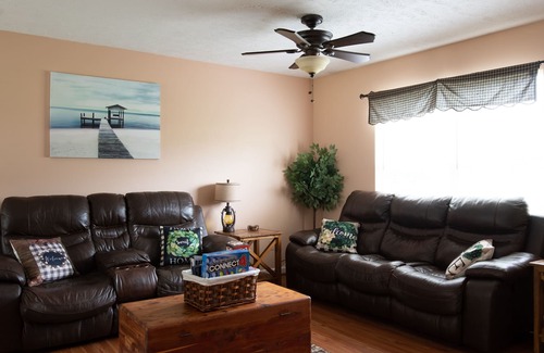 Dandridge Casa | 🤩Charming🥰 Home near Pigeon Forge 😍 &Lake 💦 w/ Gym💪 & firepit🔥⭐sleeps 8⭐