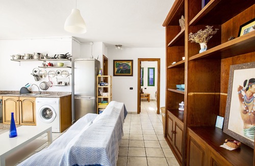 Los Cocoteros Casa | Acogedora casa junto a la costa con Wi-Fi, terraza y vistas al océano; Mascotas permitidas