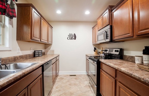 Sevierville Casa | Charming Home / River Views / Hot Tub / Game Room
