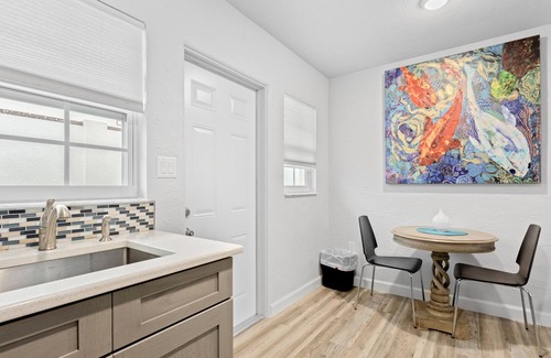 Gillespie Park Casa | Charming home with a full kitchen, washer/dryer, & AC - across from park