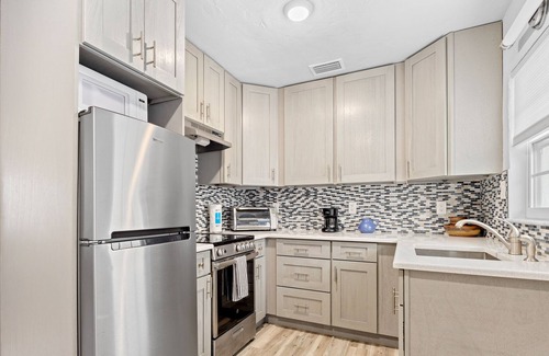 Gillespie Park Casa | Charming home with a full kitchen, washer/dryer, & AC - across from park