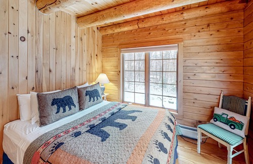 Stratton Cabina | Charming home with a fireplace, large yard & firepit - near Stratton/Mount Snow