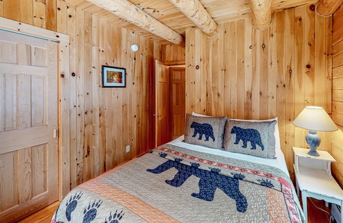 Stratton Cabina | Charming home with a fireplace, large yard & firepit - near Stratton/Mount Snow