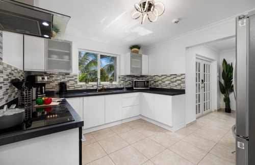 Washington Villa | Charming home with Big Outdoors & Pool in Noord