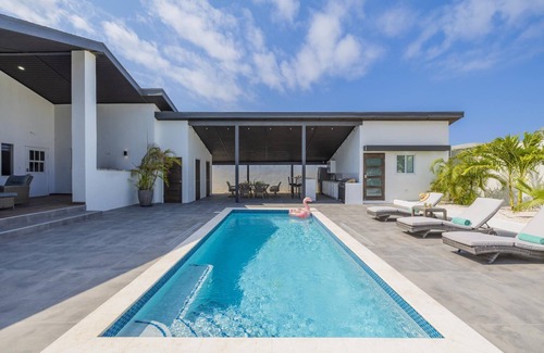 Washington Villa | Charming home with Big Outdoors & Pool in Noord