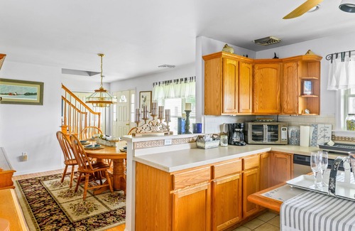 Southold Casa | Charming home with fireplace, kayaks, patio, fast WiFi, & washer/dryer-dogs ok