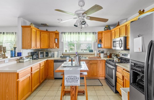 Southold Casa | Charming home with fireplace, kayaks, patio, fast WiFi, & washer/dryer-dogs ok