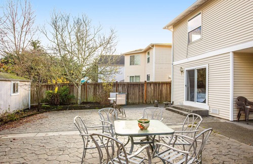 Renton Casa | Charming home with firepit, enclosed yard, golf nearby, & washer/dryer