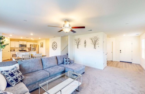 Visalia Casa | Charming home with full kitchen, W/D, near Lake