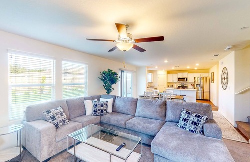 Visalia Casa | Charming home with full kitchen, W/D, near Lake