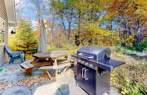 Wilmington Casa | Charming home with game room, full kitchen, deck, & washer/dryer