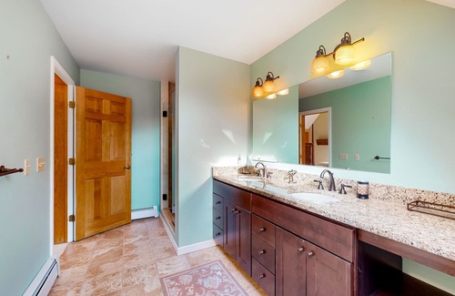 Winhall Casa | Charming home with mountain-view, sauna, hot tub, pool table, & washer/dryer