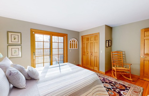 Winhall Casa | Charming home with mountain-view, sauna, hot tub, pool table, & washer/dryer
