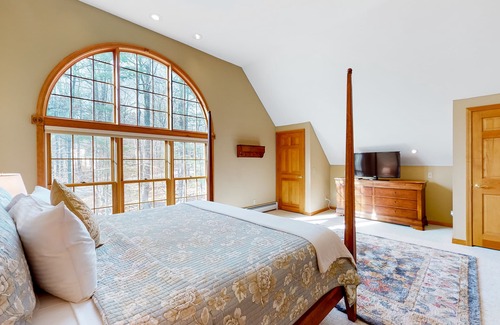 Winhall Casa | Charming home with mountain-view, sauna, hot tub, pool table, & washer/dryer