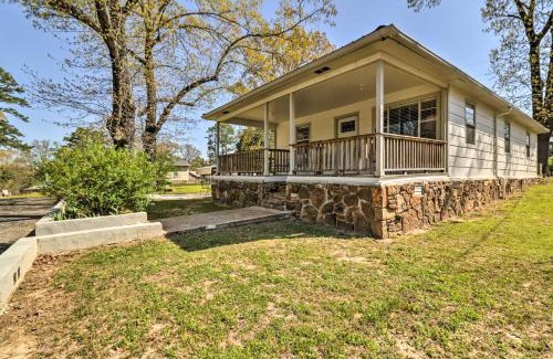 Higden Casa | Charming Home with Porch Walk to Greers Ferry Lake!
