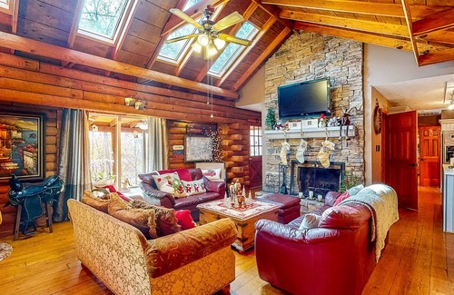 Gainesville Casa | Charming home with amazing views of the water, inviting screened porch