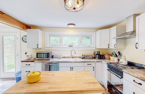 Weaverville Casa | Charming homes with a fireplace, grill, deck, & washer/dryer - near Asheville