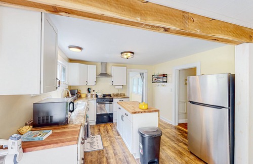 Weaverville Casa | Charming homes with a fireplace, grill, deck, & washer/dryer - near Asheville