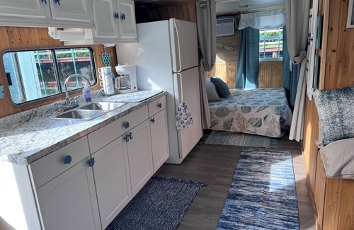 Palmetto Alquiler De Eote | Charming house boat in serene Palmetto.