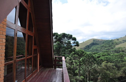 Campos do Jordao Cabaña | casa con encanto en medio de Campos do Jordao montañas con pista de tenis.