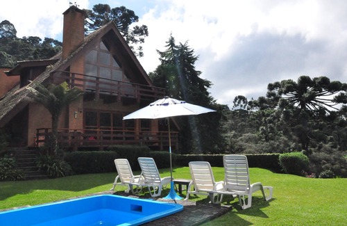 Campos do Jordao Cabaña | casa con encanto en medio de Campos do Jordao montañas con pista de tenis.