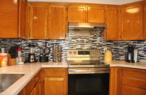Beaverton Casa | Charming house for 19. Huge beds, bathrooms on main floor.