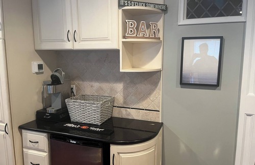 Bedford Casa | Charming house in Luna Pier MI, walking distance to beach and restaurants