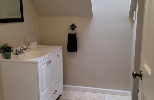Pittsfield Casa | Charming house in Pittsfield with cozy vibes. Next to a reserve and a lake.
