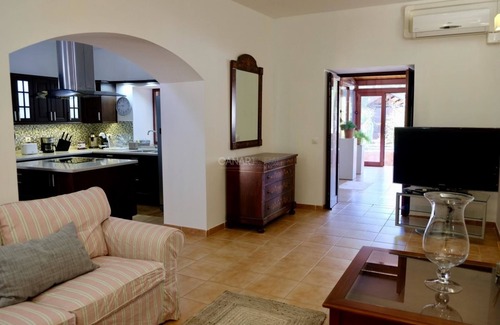 Triquivijate Apartamento | Vivienda Canaria con Piscina privada, jardin y minigolf