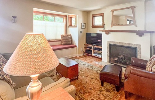 Laurelhurst Casa | Charming house near golf and downtown with gas fireplace, deck and washer/dryer