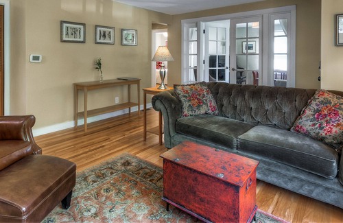 Laurelhurst Casa | Charming house near golf and downtown with gas fireplace, deck and washer/dryer