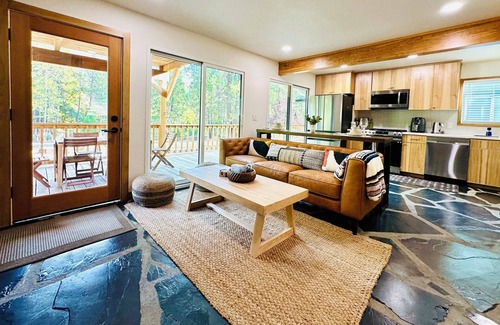 Oakhurst Casa | Charming house near Yosemite with a Creek