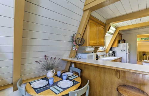 Peninsula Village Casa | Casa con encanto w / Deck - Pasos a Lake Almanor!