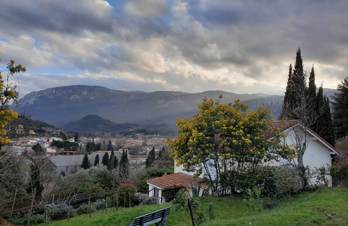 Quillan Casa | Bonita casa con jardín con vistas a la ciudad.