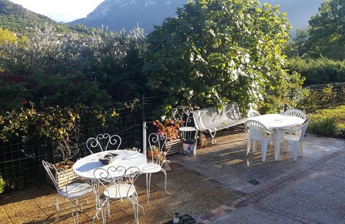 Quillan Casa | Bonita casa con jardín con vistas a la ciudad.