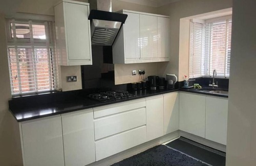 Hillingdon Casa | Charming House with Garden - Sleeps 6 & Parking
