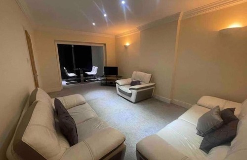 Hillingdon Casa | Charming House with Garden - Sleeps 6 & Parking