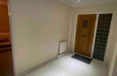 Hillingdon Casa | Charming House with Garden - Sleeps 6 & Parking