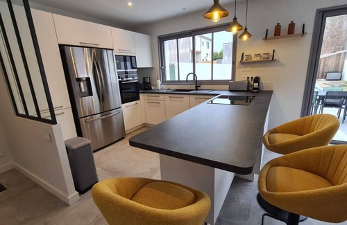 La Flotte Villa | Charming house with heated swimming pool in the village center, partial sea view