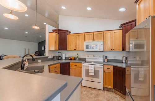 Great Falls Casa | Charming house with sauna, jetted tub, and pool table. Cozy open floor plan.
