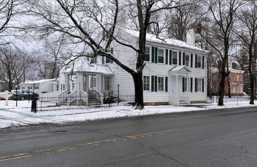 Green Island Casa | Charming Hudson riverfront 1BRnn