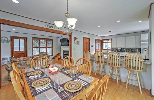 Hyannis Cabaña | Charming Hyannis Home w/ Deck: Walk to Beach!