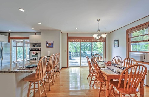 Hyannis Cabaña | Charming Hyannis Home w/ Deck: Walk to Beach!