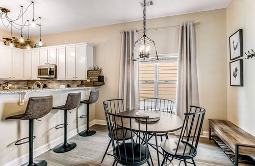 Port Wentworth Casa | Charming, immaculate coastal home with furnished porches, AC, & washer/dryer